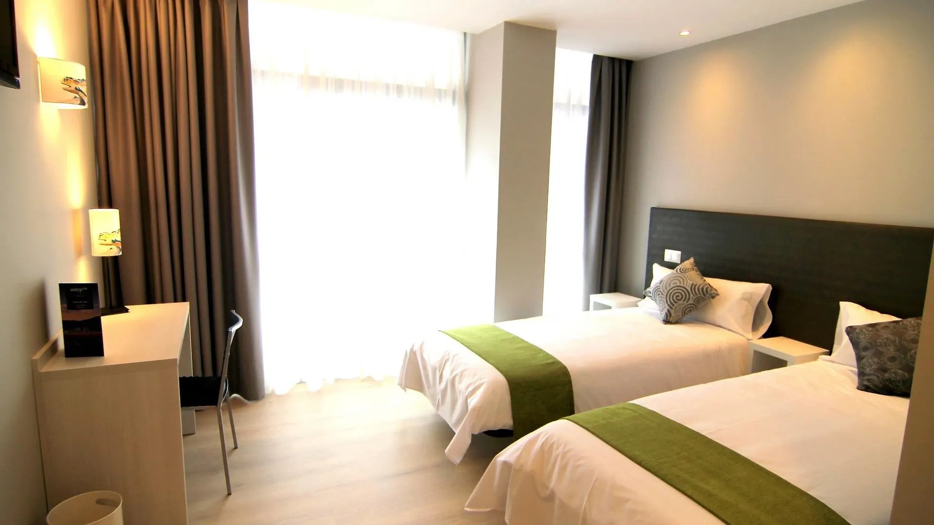 Hostal Aslyp 114 Barcelona 2*,